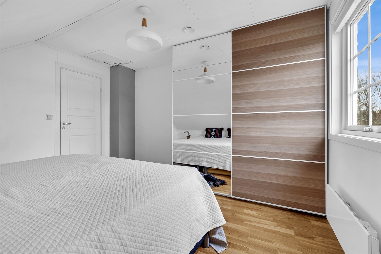 På hovedsoverommet er det god plass til dobbeltseng og det medfølger en praktisk skyvedørsgarderobe. Galleribilde