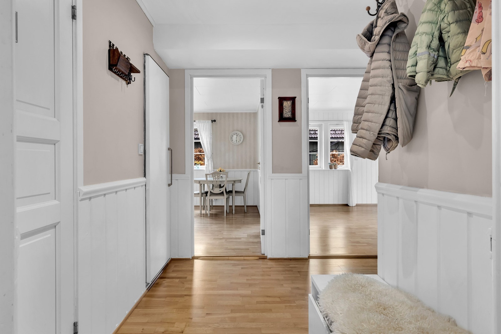 Gangen er holdt i lyse, nøytrale farger og gir et godt førsteinntrykk av boligen. Galleribilde