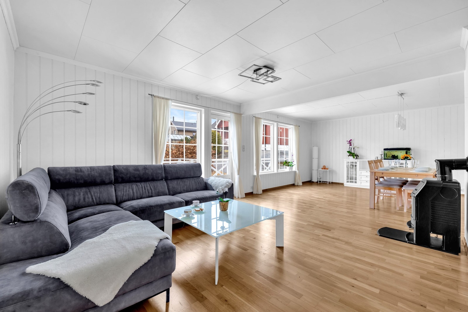 Her er det god plass til både sofagruppe og spisebord, og de store vindusflatene slipper inn rikelig med naturlig lys. Galleribilde