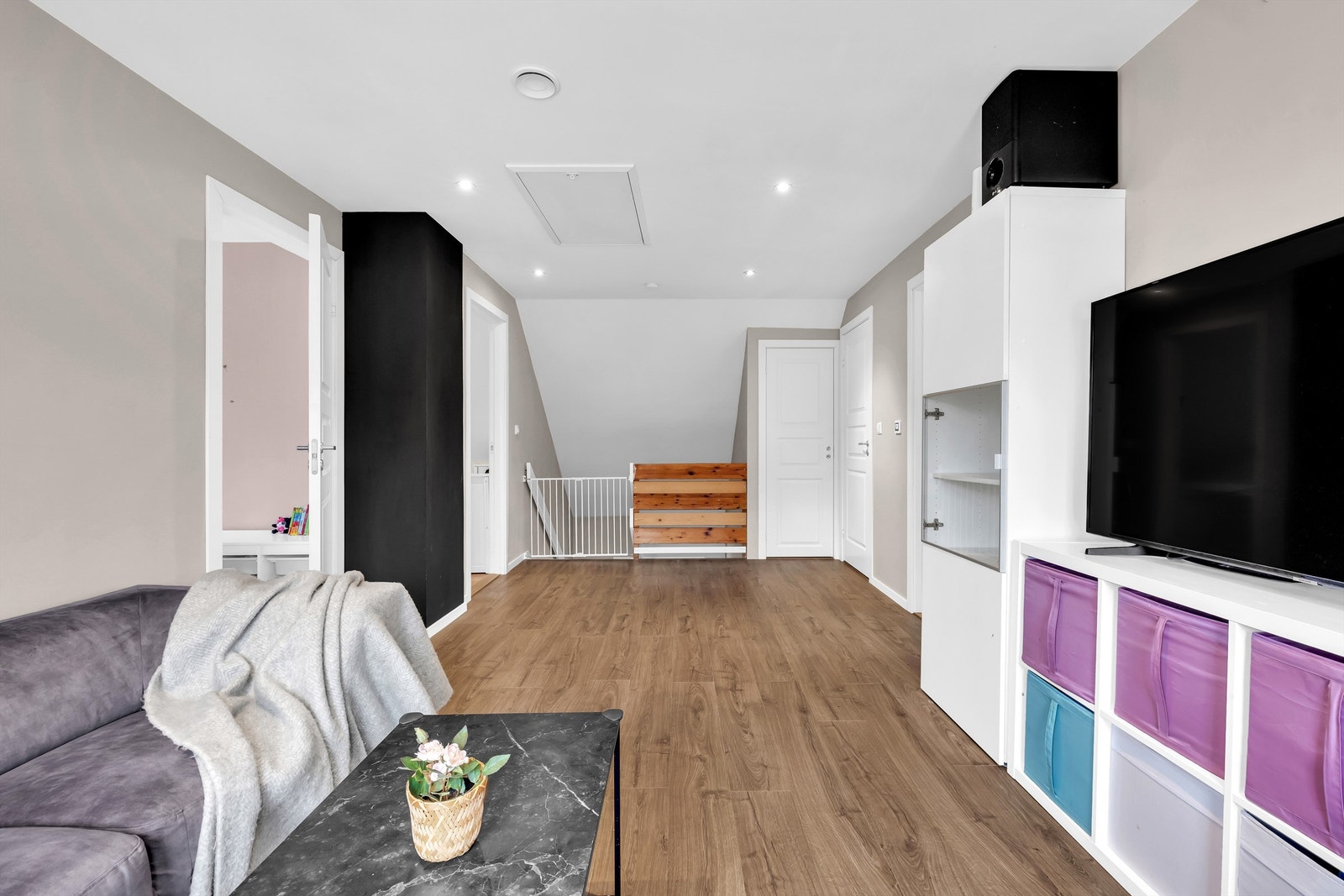 Dette er et perfekt oppholdsrom for barna eller et sted å trekke seg tilbake for litt ro og avslapning. Galleribilde