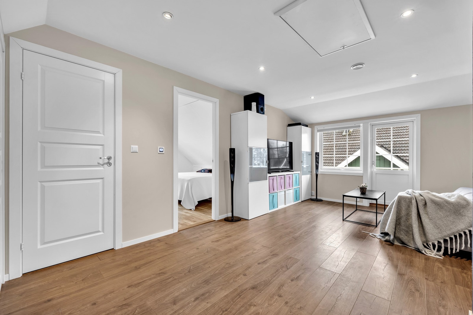 Loftstue med plass til både sofagruppe og TV-møblement. Galleribilde