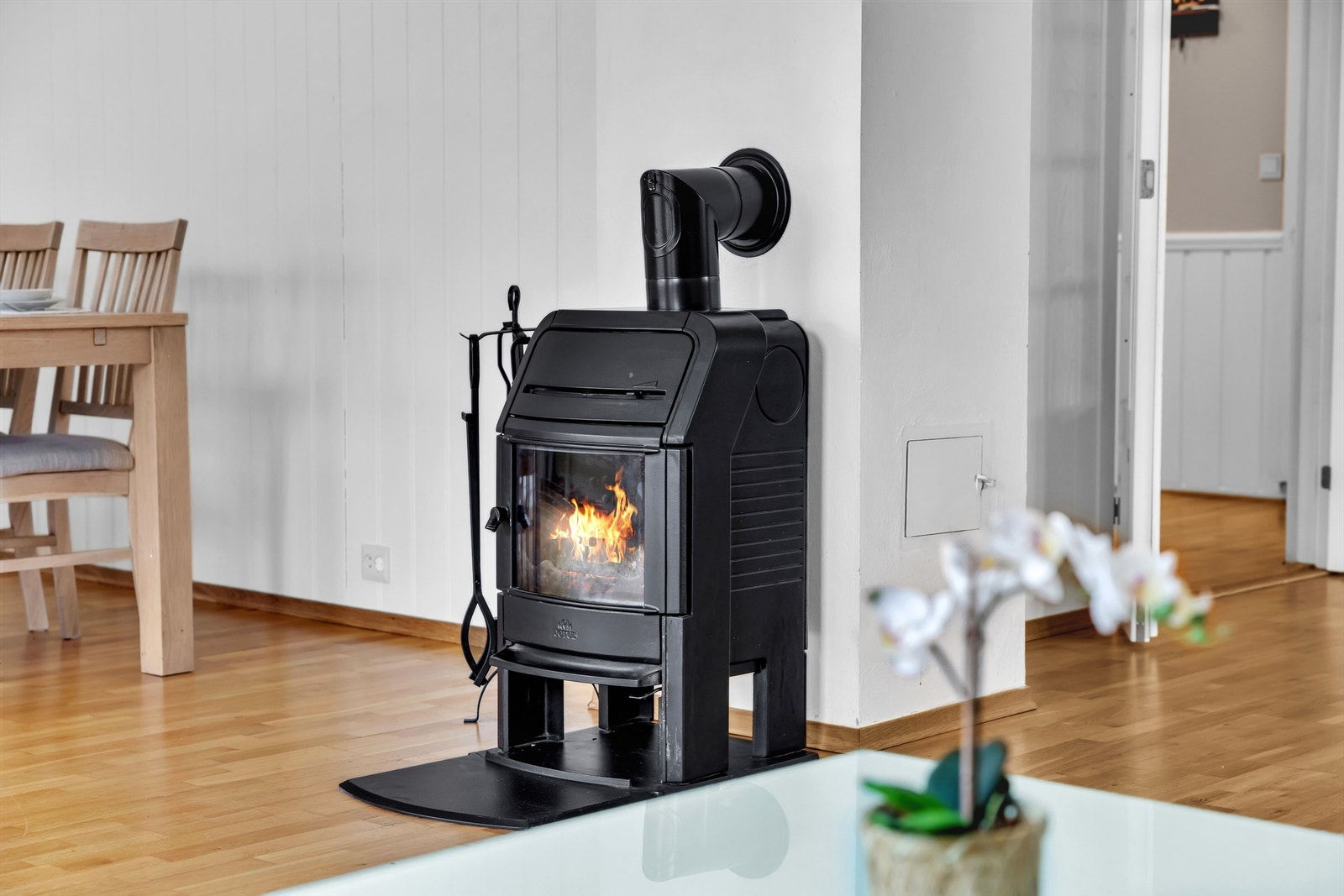 Stuen har en peisovn som skaper både varme og hygge Galleribilde