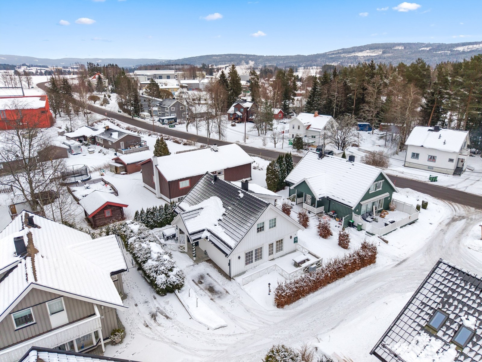 En familievennlig enebolig i barnevennlig blindvei med garasje og pent opparbeidet hage. Galleribilde