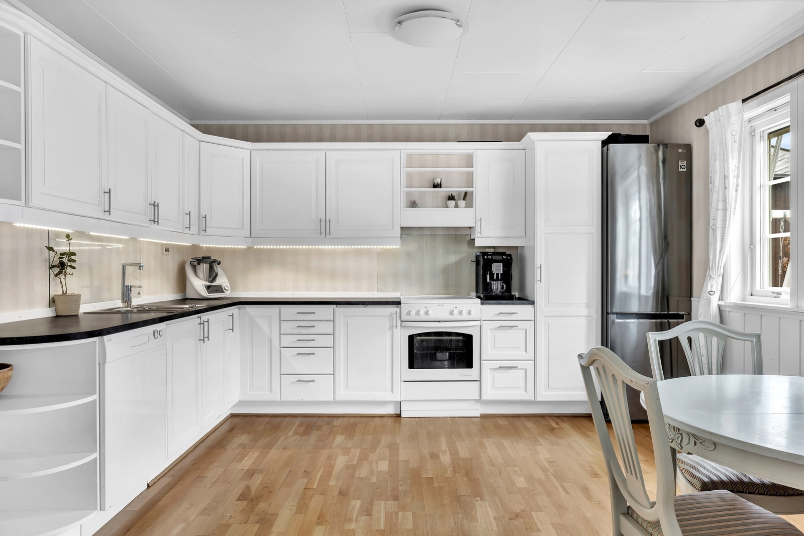 Godt med benke- og skapplass. Galleribilde