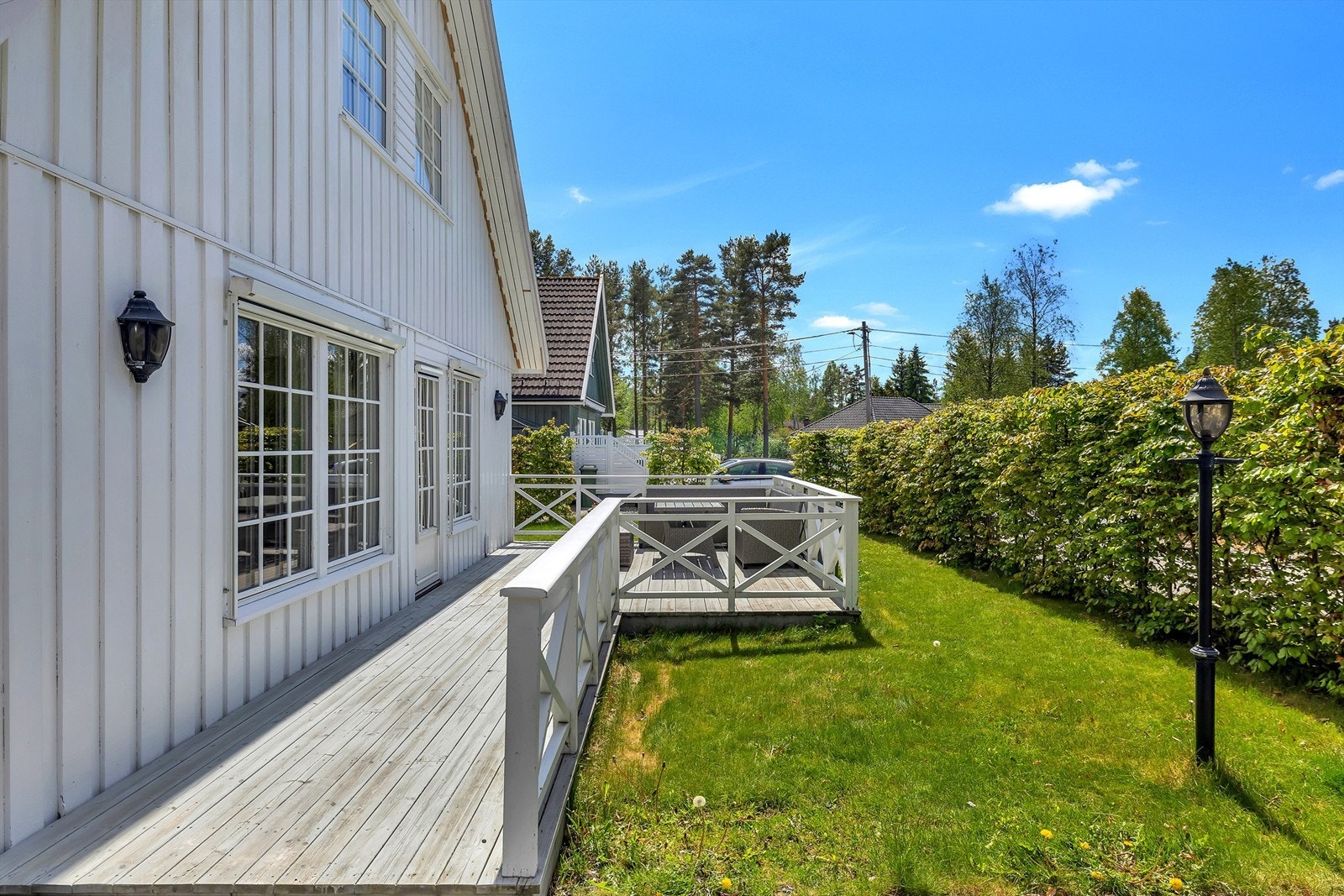 Her har du god plass til både utemøbler og grill - perfekt for hyggelige sammenkomster. Galleribilde