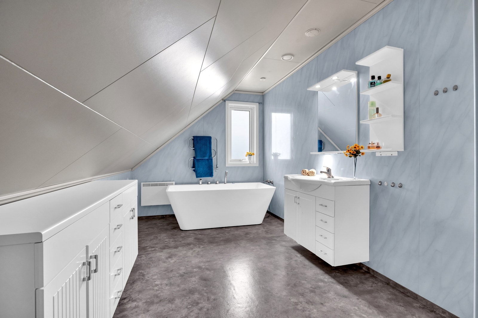 Baderom i andre etasje med gulvbelegg og baderomsplater. Galleribilde