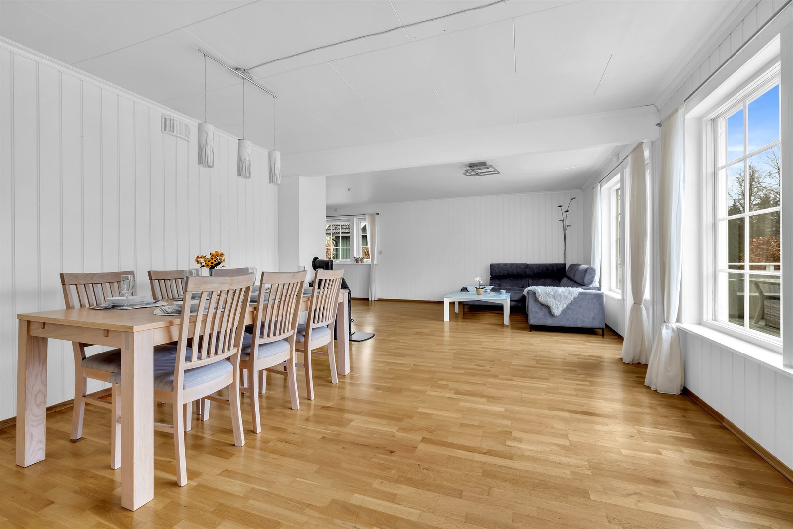 I stuen kan du ha langt spisebord med plass til hele familien. Galleribilde