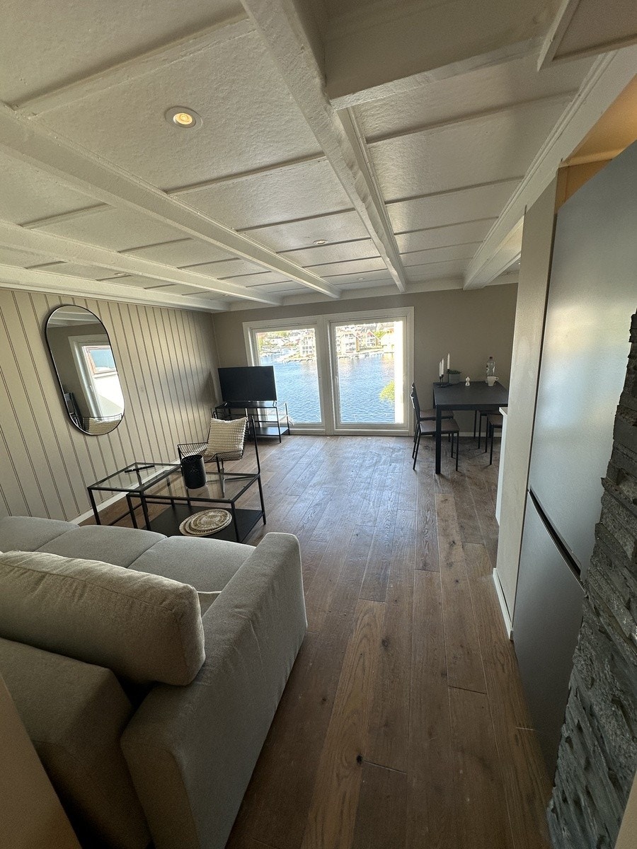 Stue med utsikt til elva Galleribilde