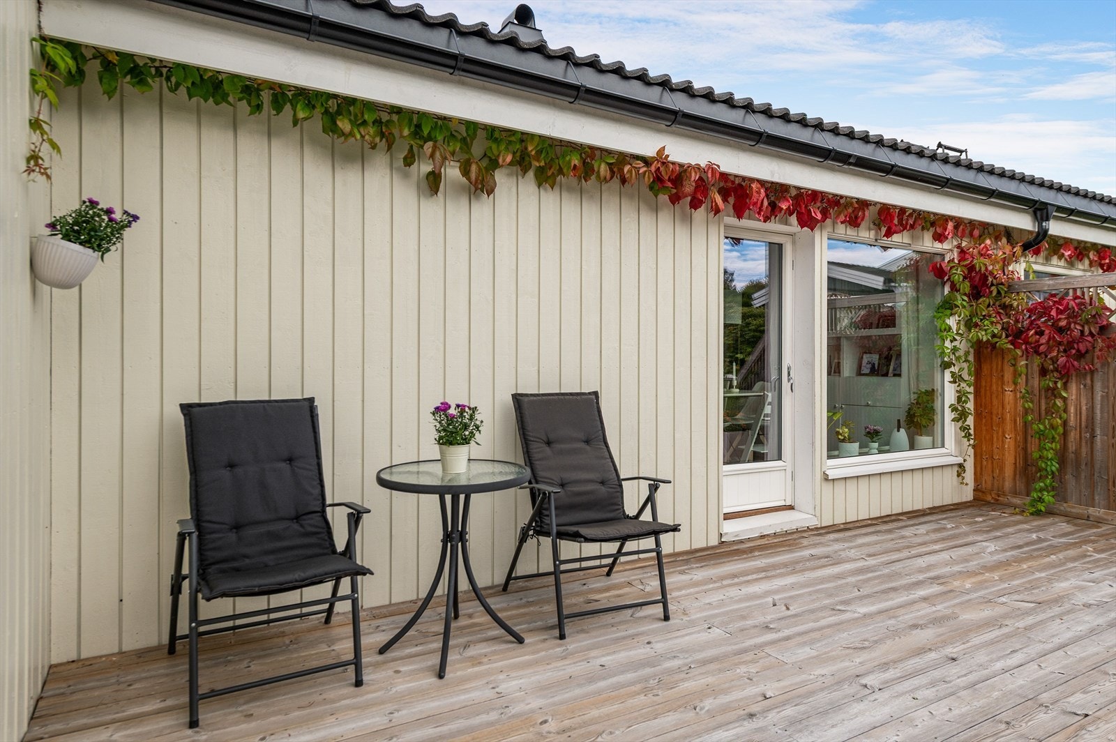 Verandaen fungerer som en naturlig forlengelse av stuen - perfekt for sosiale sammenkomster og gode sommerdager. Galleribilde