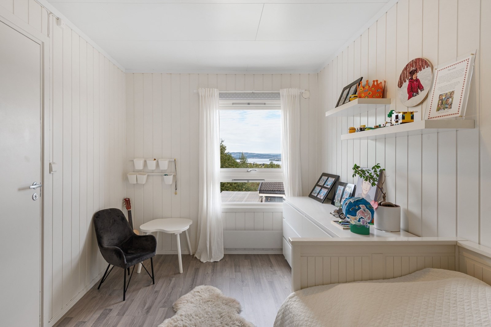 Soverom 2 er romslig med god plass til seng og klesskap. Galleribilde