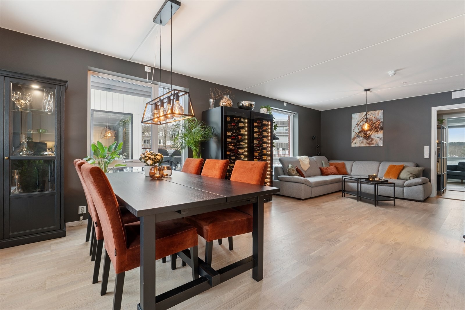 Leiligheten har en åpen løsning mellom stue og kjøkken, med god plass til både sofagruppe og spisebord. Flere vinduer sørger for rikelig med naturlig lys i rommet. Galleribilde