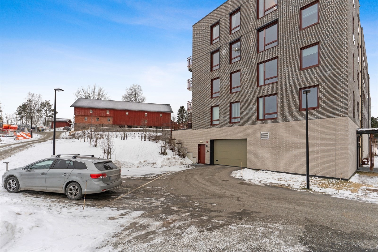 Innkjøring til garasjen og utvendig gjeste parkering. Galleribilde