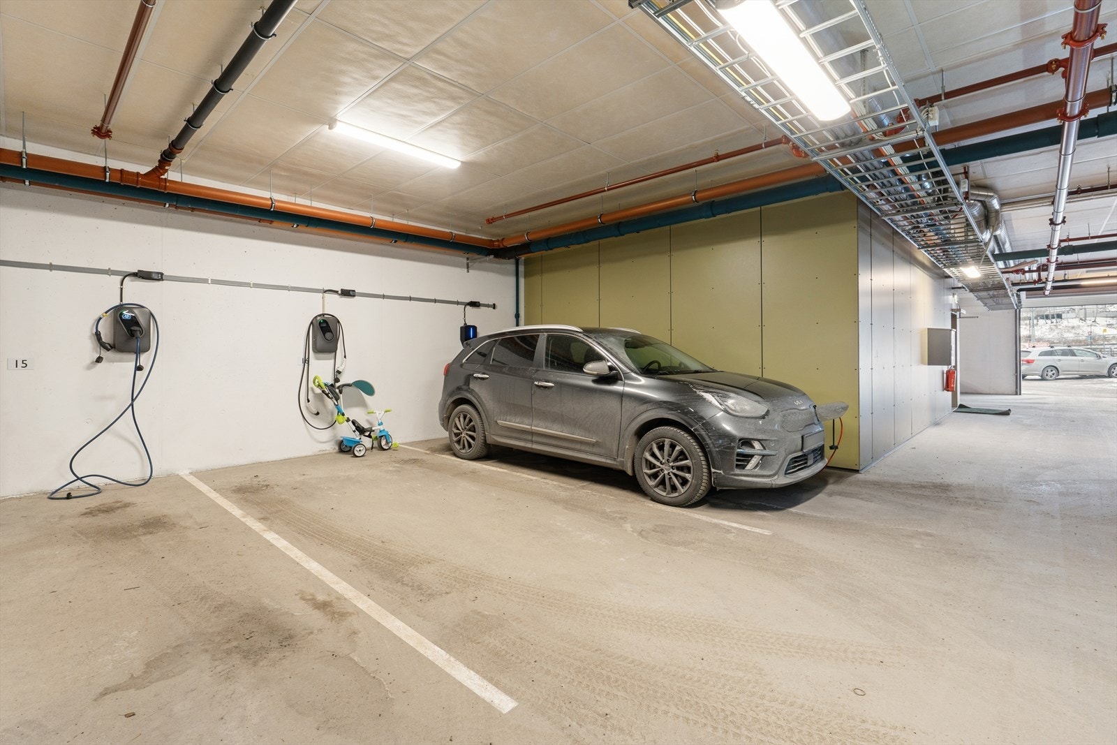 Garasjeplass 2 med elbil lader. Galleribilde