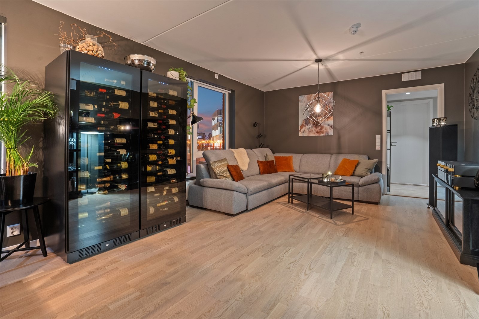 Gulvet er lagt med parkett, og veggflatene er malte. Galleribilde