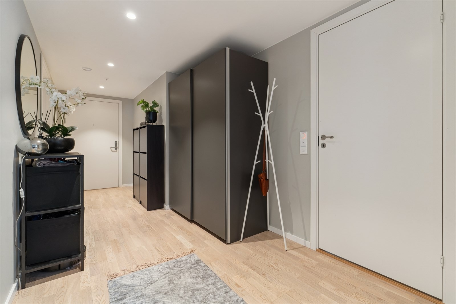 En romslig og delikat entré ønsker deg velkommen inn i boligen. Galleribilde