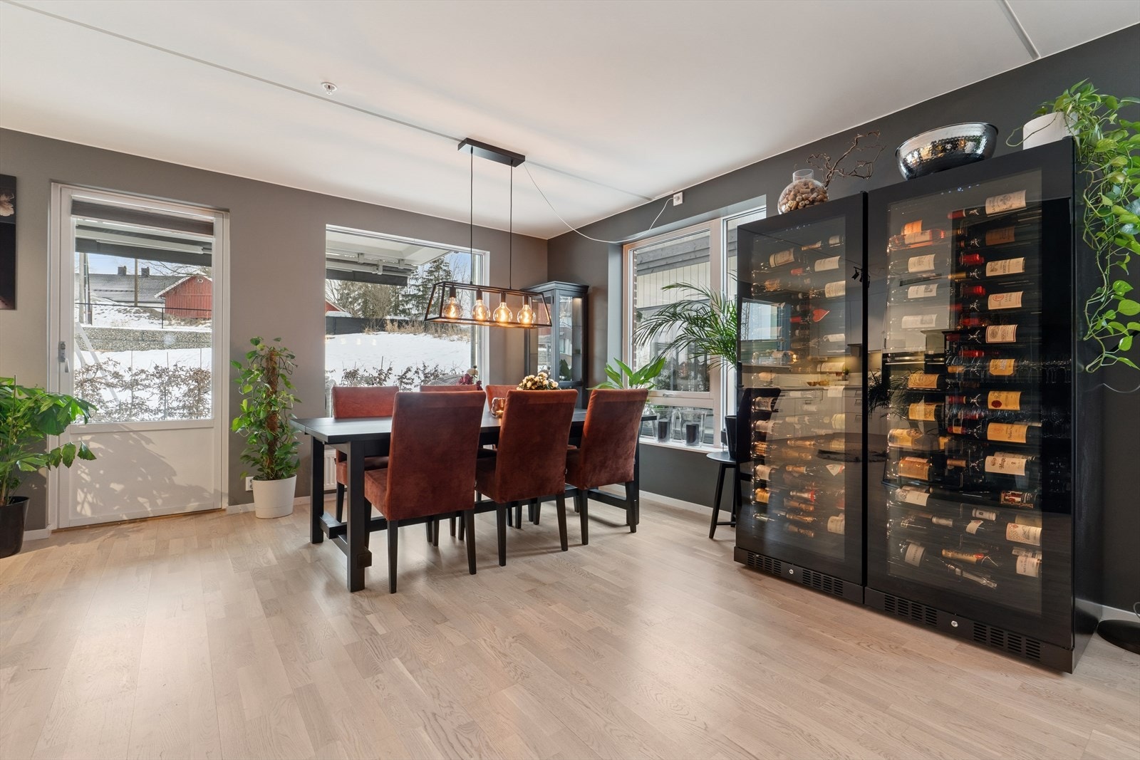 Spisegruppen har en lys og trivelig plassering ved vinduene, noe som skaper en hyggelig atmosfære rundt måltidene. Galleribilde