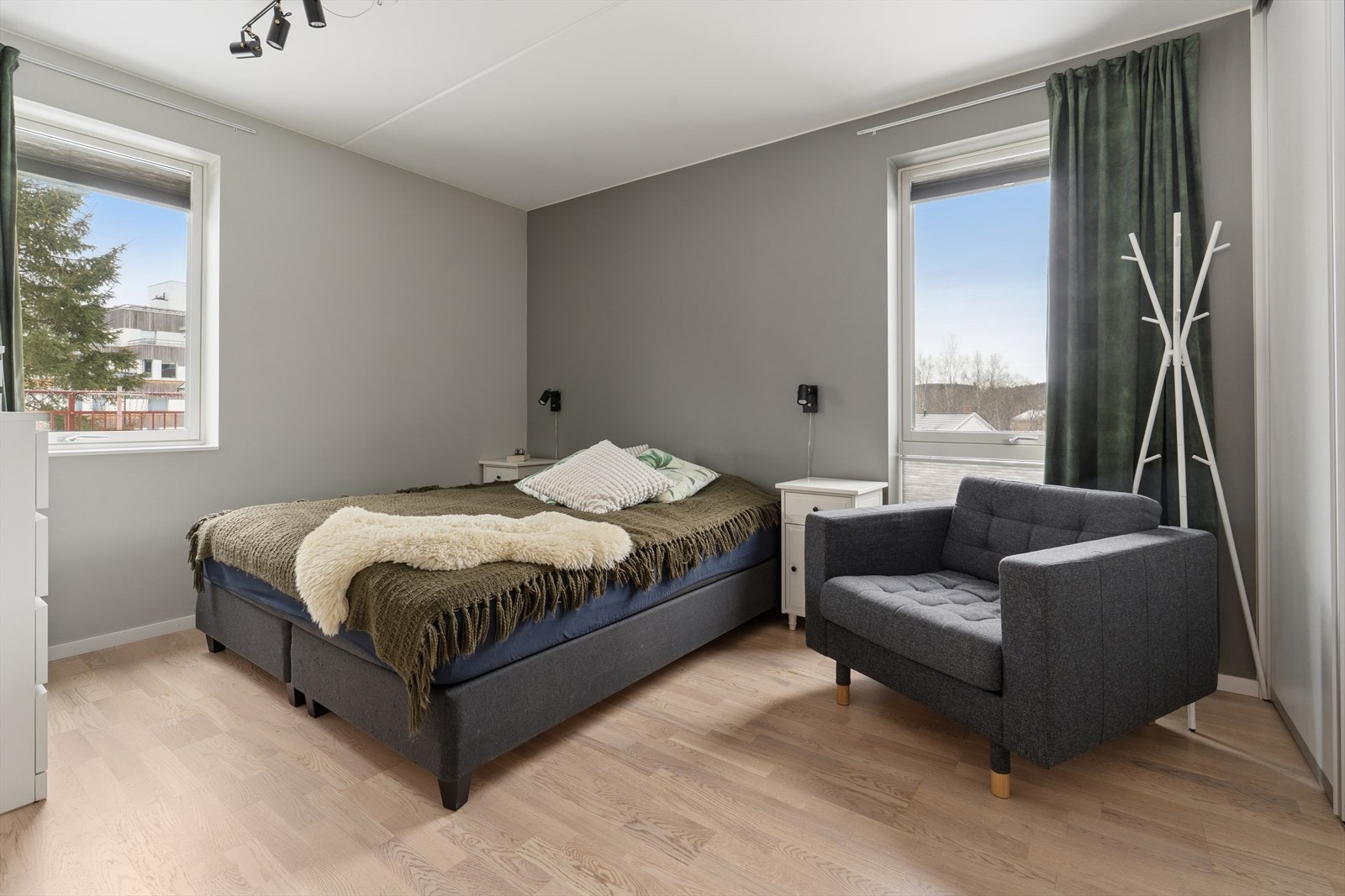 Rommet har god oppbevaringsplass i en praktisk skyvedørsgarderobe. Galleribilde