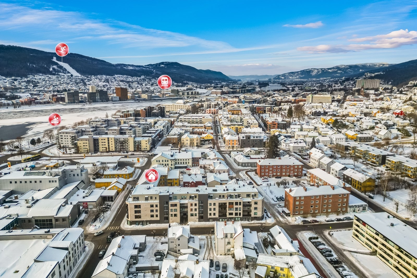 Rett over gaten ligger CC Drammen med over 30 butikker. SATS Drammen ligger kun 2 minutter fra ytterdøren. Den daglige handelen kan gjøres ved Kiwi, Meny, Spar eller Rema 1000. Galleribilde