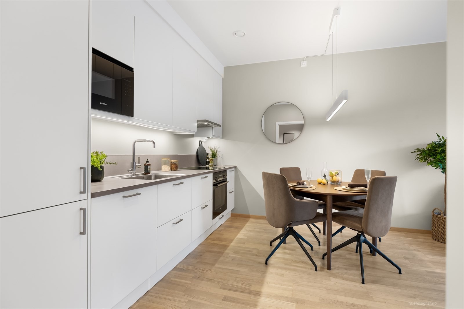 En gjennomtenkt plassering av elementene gjør kjøkkenet til et praktisk og hyggelig sted å lage mat. Galleribilde