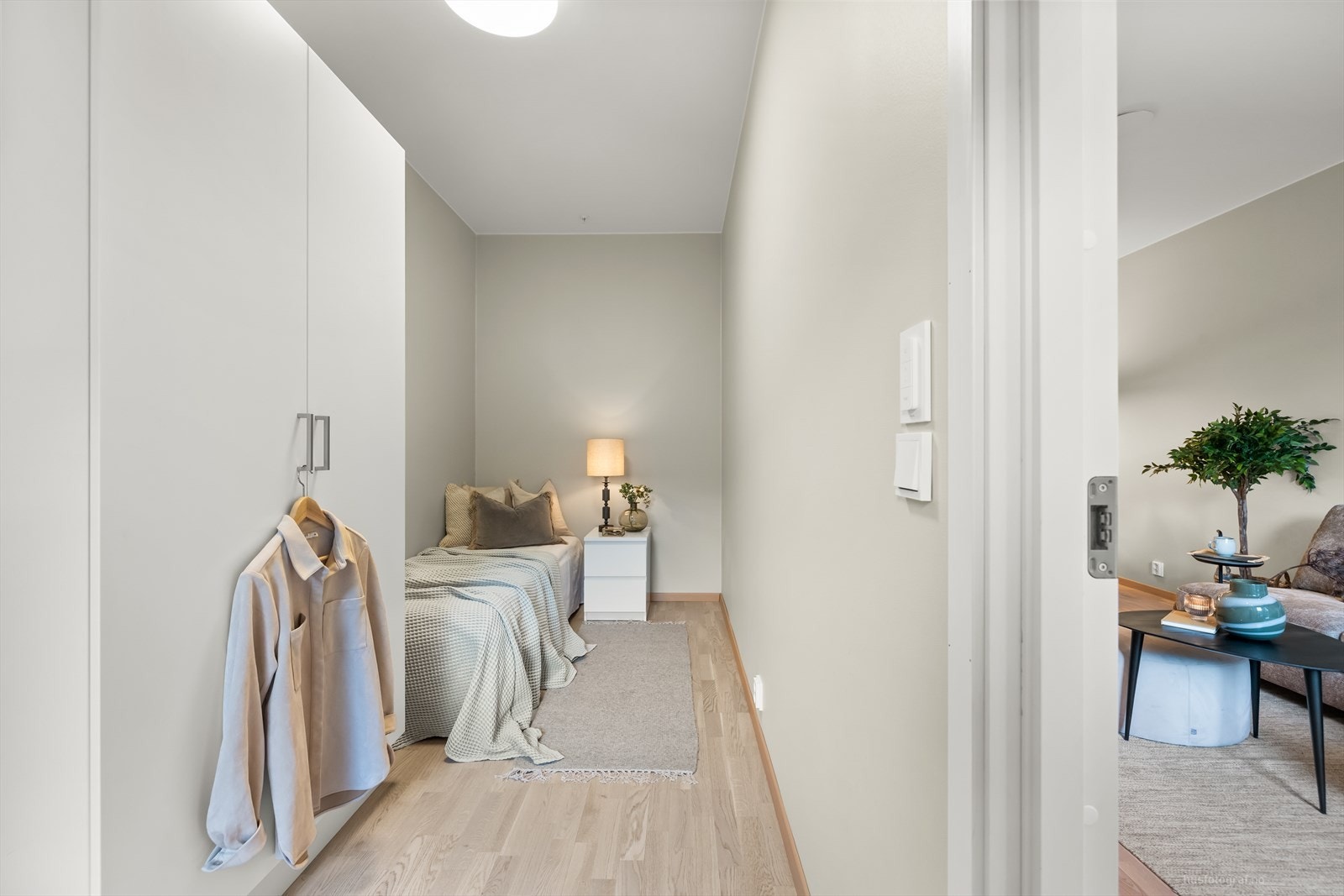 Det andre soverommet passer perfekt som barnerom, gjesterom eller et trivelig hjemmekontor, alt etter behov. Galleribilde