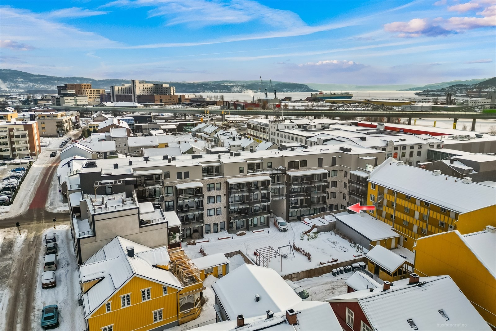 Terrassen ligger skjermet til og vender ut mot bakgård. Galleribilde