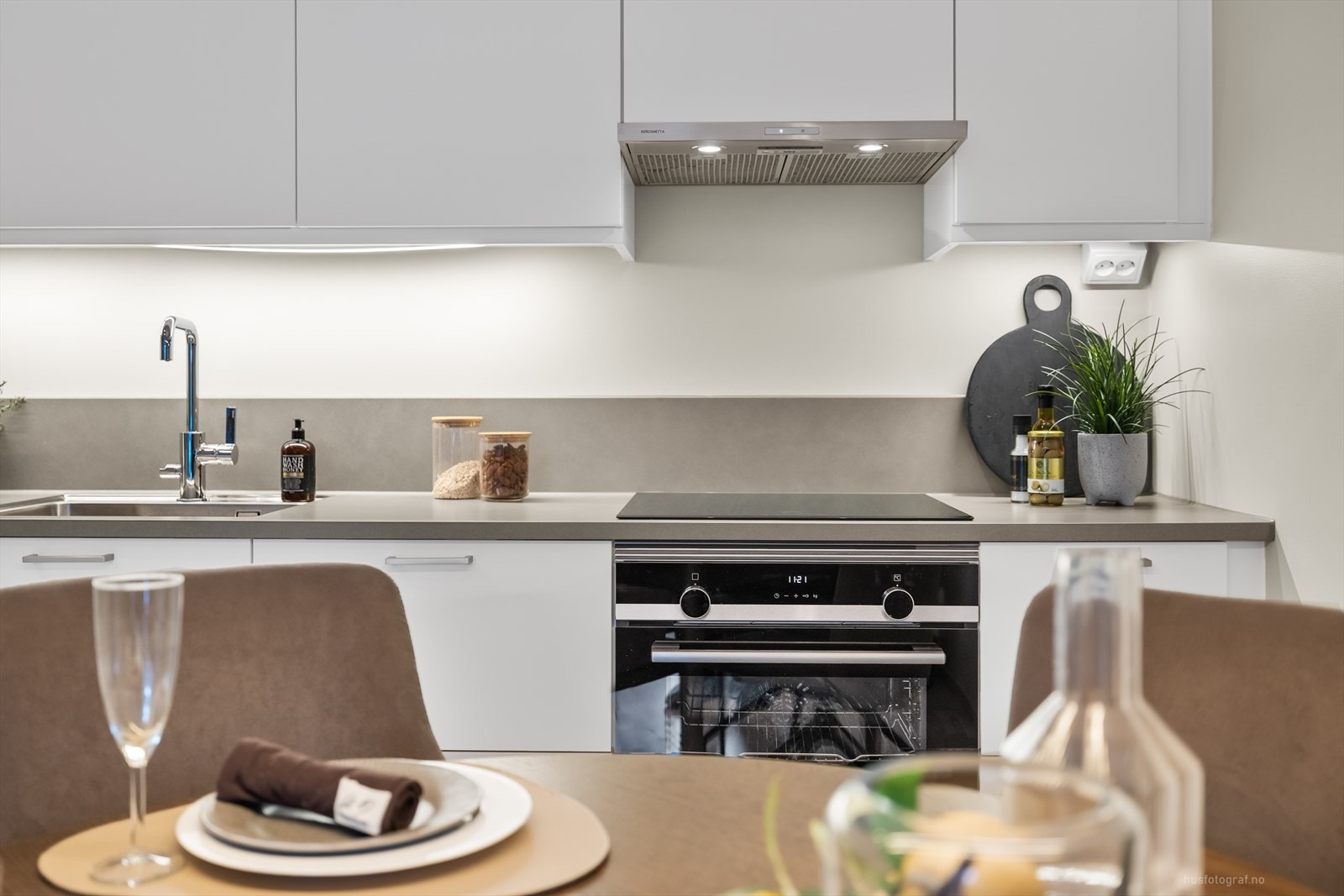 Kjøkkenet er komplett utstyrt med integrerte hvitevarer som oppvaskmaskin, kombinert kjøleskap og fryser, mikrobølgeovn, platetopp og stekeovn. Galleribilde