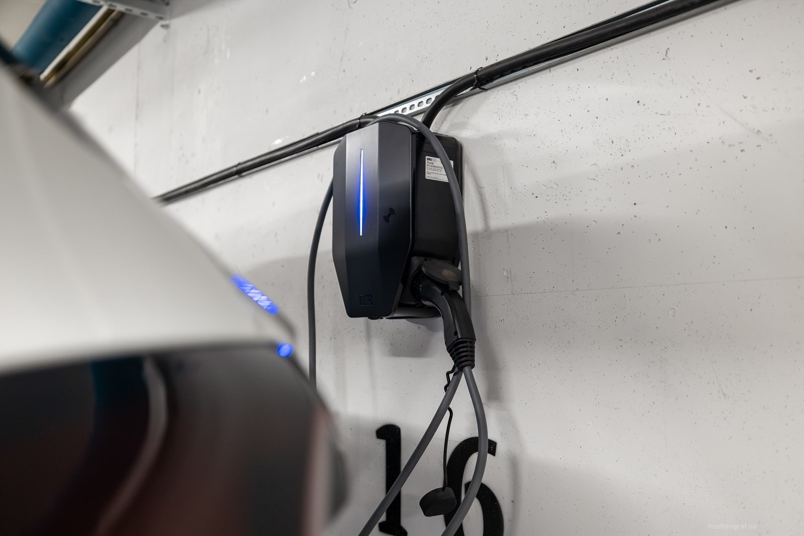 Det er montert elbillader på plassen. I dag benyttes et ladeabbonoment via sameiet for Galleribilde