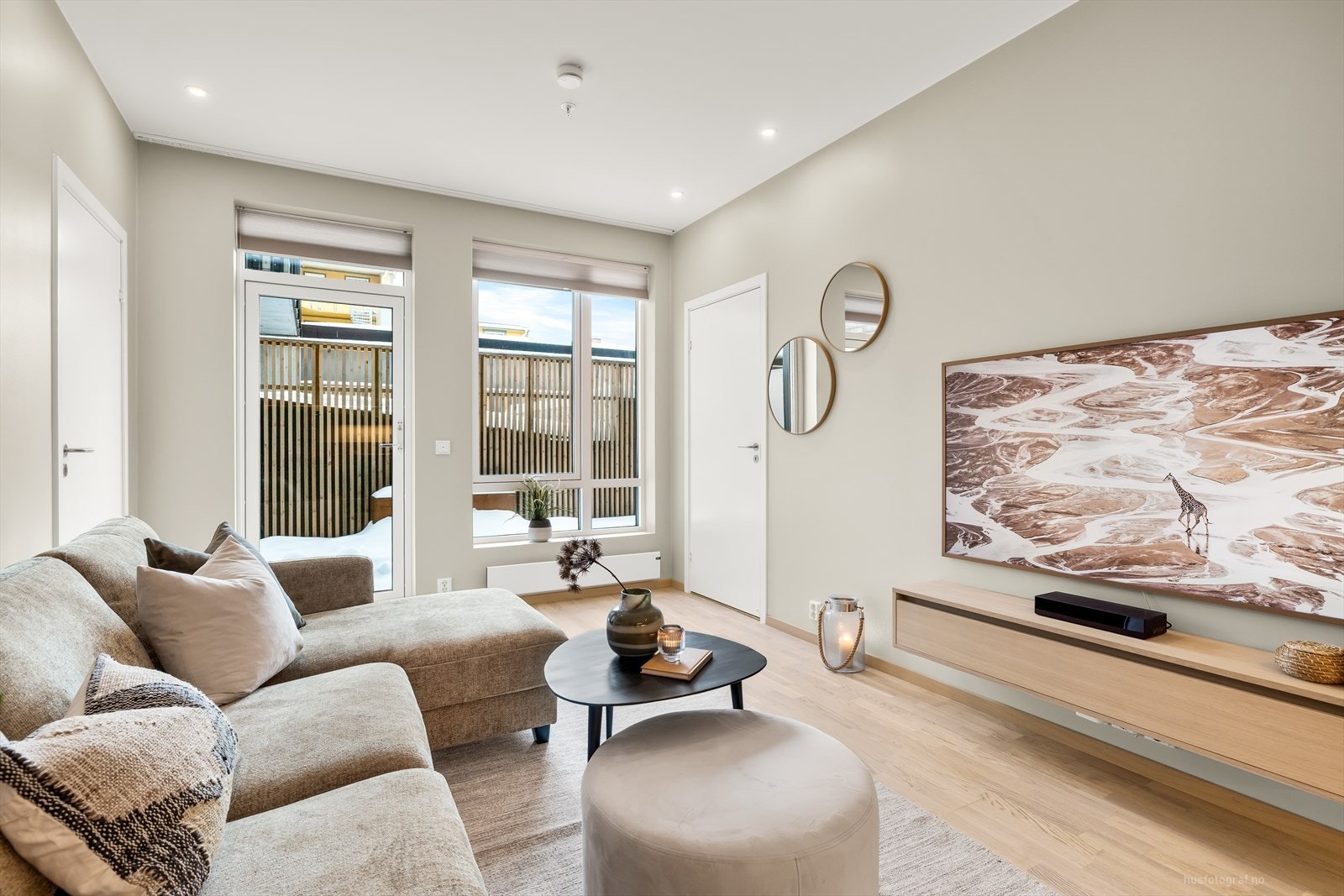 Store vinduer ut mot terrassen og bakhagen. Galleribilde