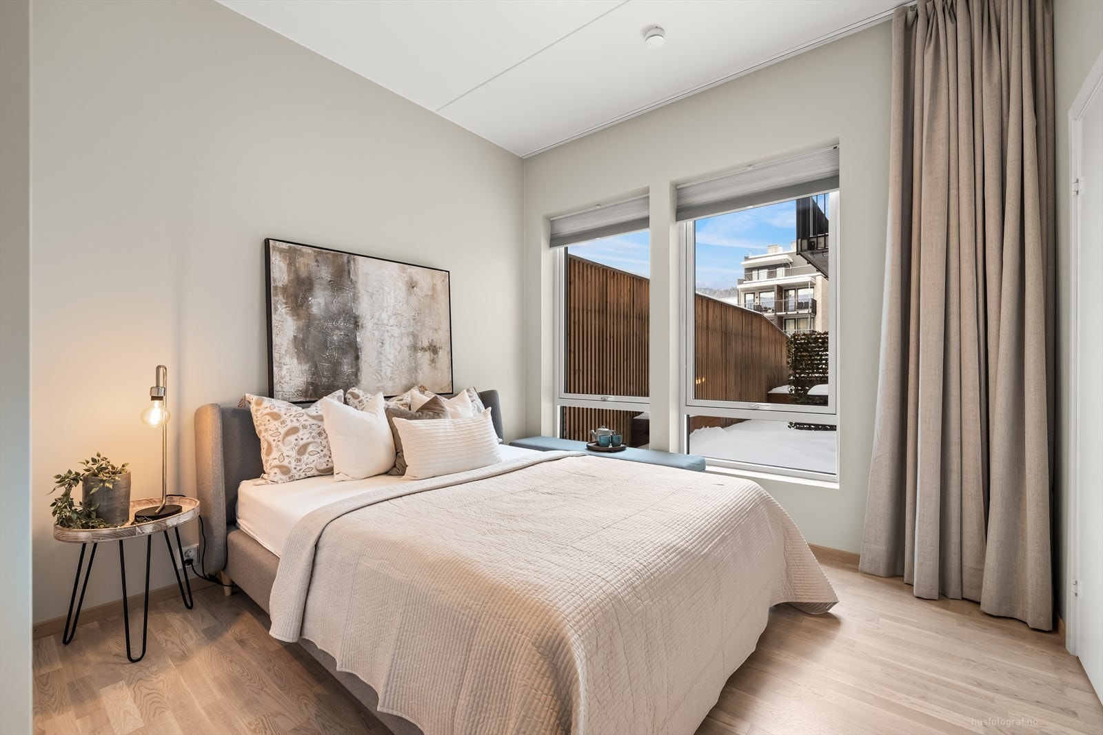 Hovedsoverommet har plass til dobbeltseng og nattbord. Galleribilde