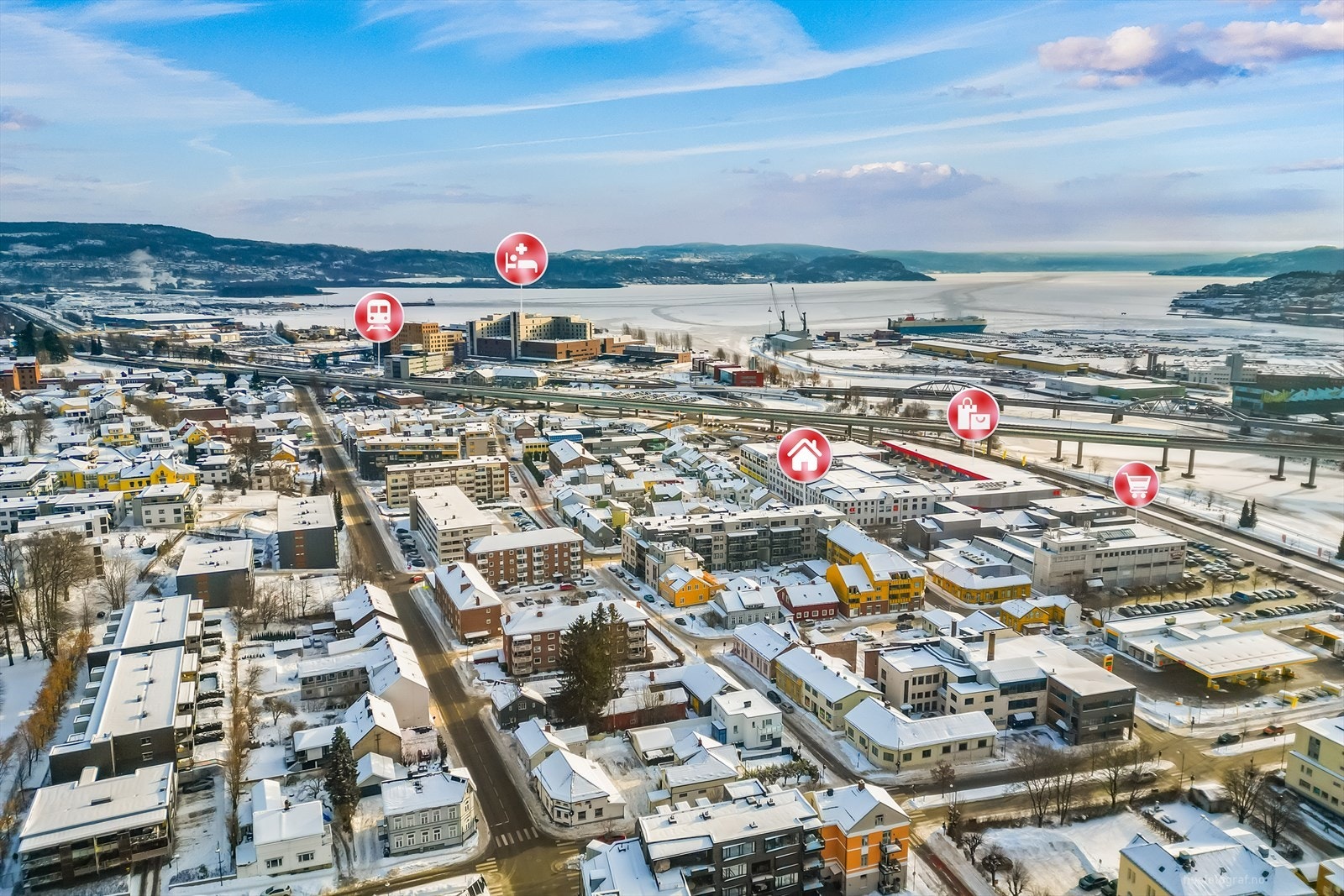 Kort gangavstand til alt du behøver og ønsker i hverdagen. Butikker, trening, restauranter, utesteder, studier, shopping, kulturtilbud og buss - og togtilbud. Det nye sykehuset ligger i umiddelbar nærhet og skaper både trygghet og attraktive muligheter. Galleribilde