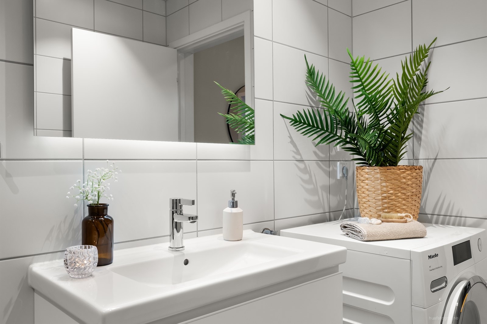 Det er opplegg til vaskemaskin og tørketrommel på badet. Galleribilde