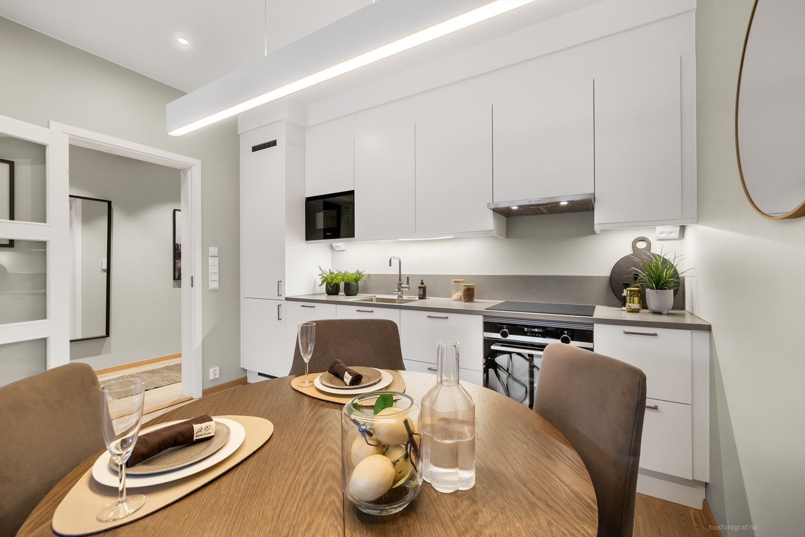 Delikat kjøkkeninnredning fra Marbodal, pent innredet helt opp til taket. Galleribilde