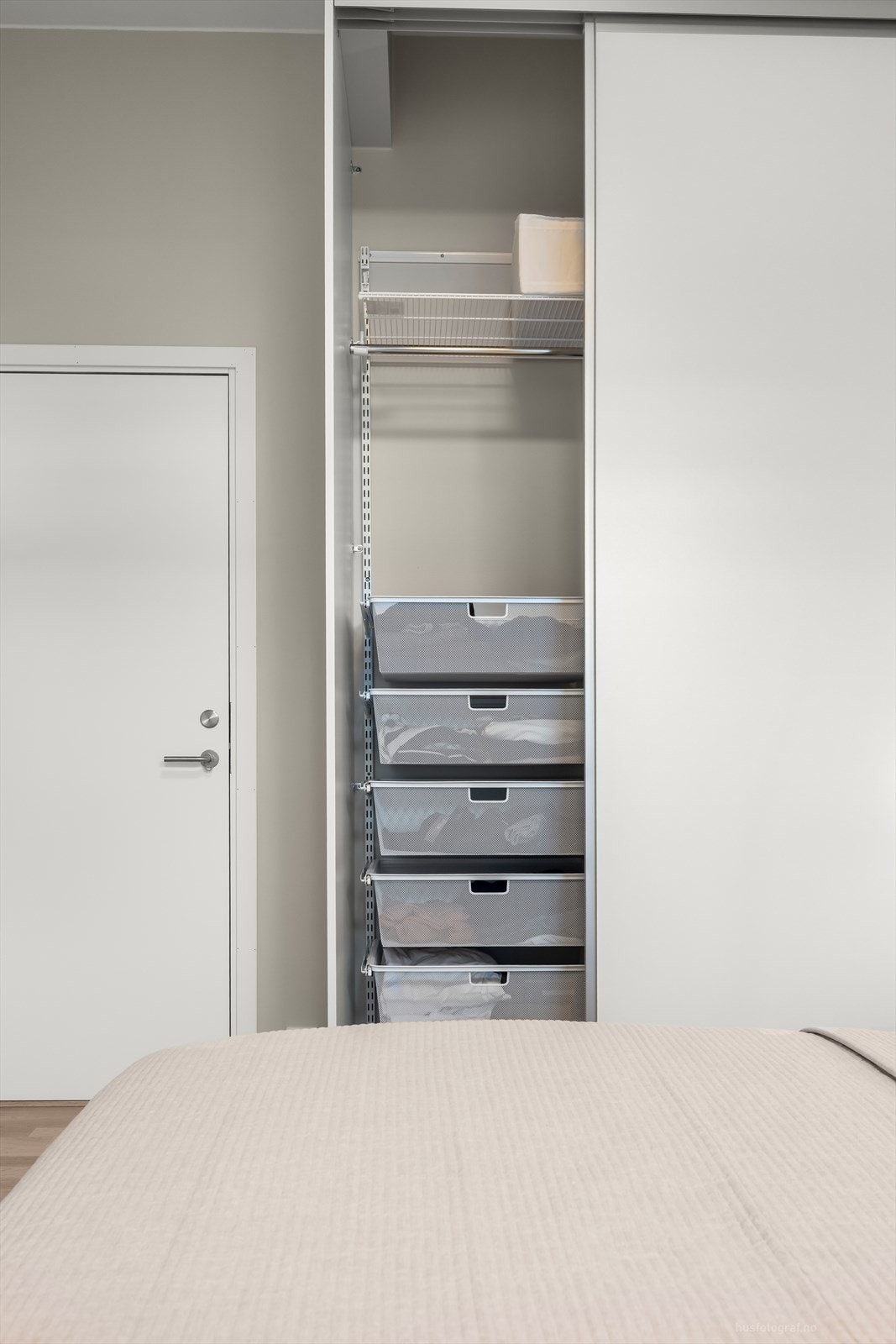 På hovedsoverommet finner du også en praktisk skyvedørsgarderobe. Galleribilde