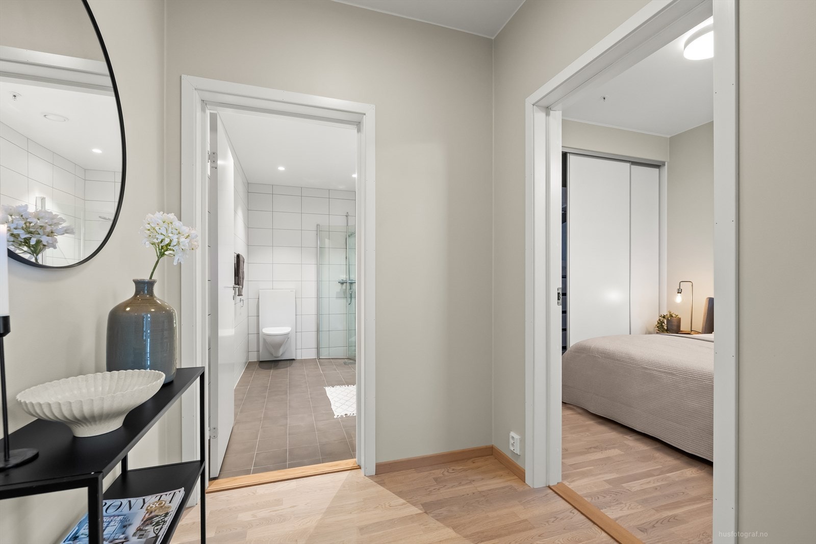 Delikat baderom innenfor egen soveromsavdeling med mellomgang til hovedsoverom. Galleribilde