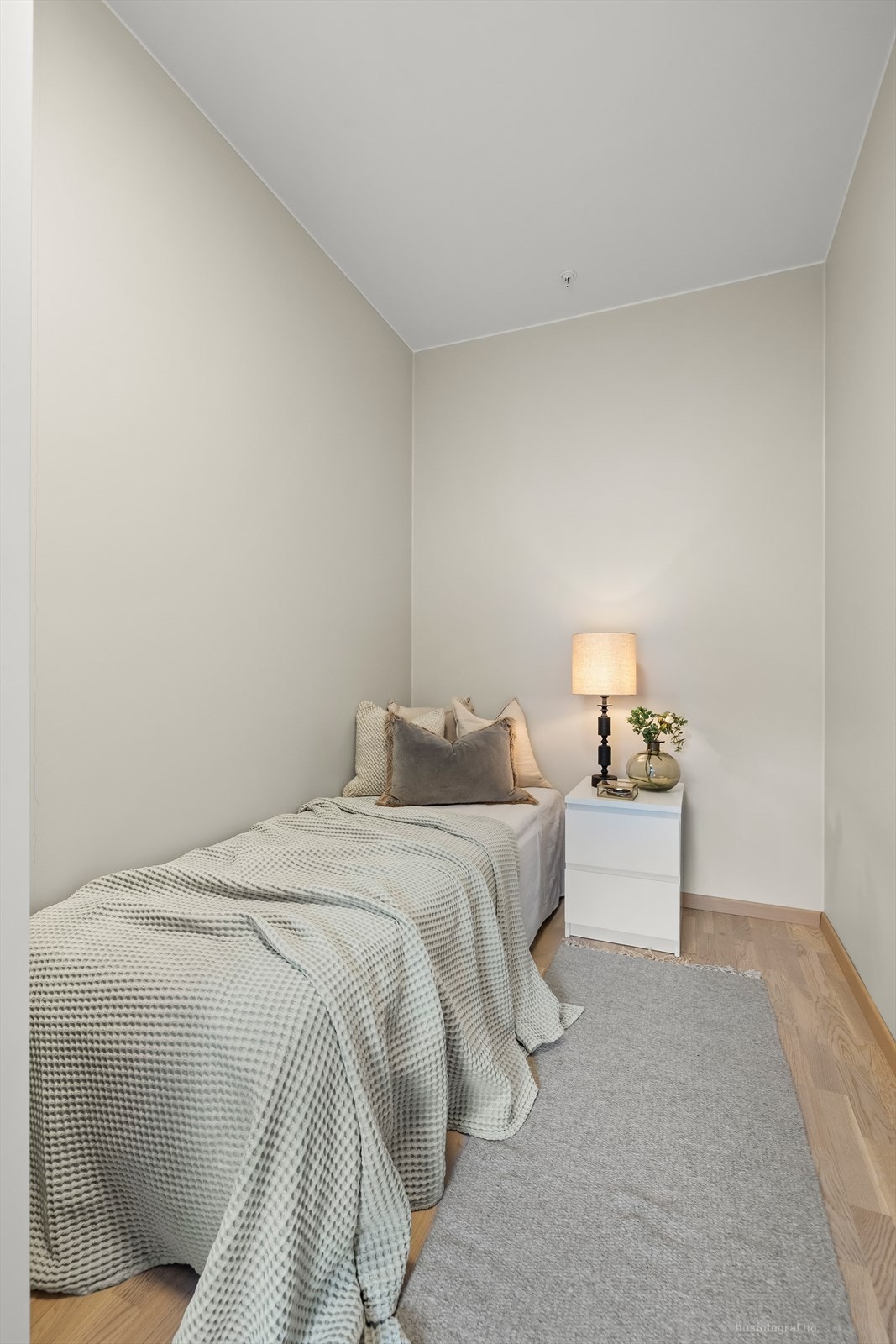 Soverommet er malt i moderne farger og har lys parkett. Galleribilde