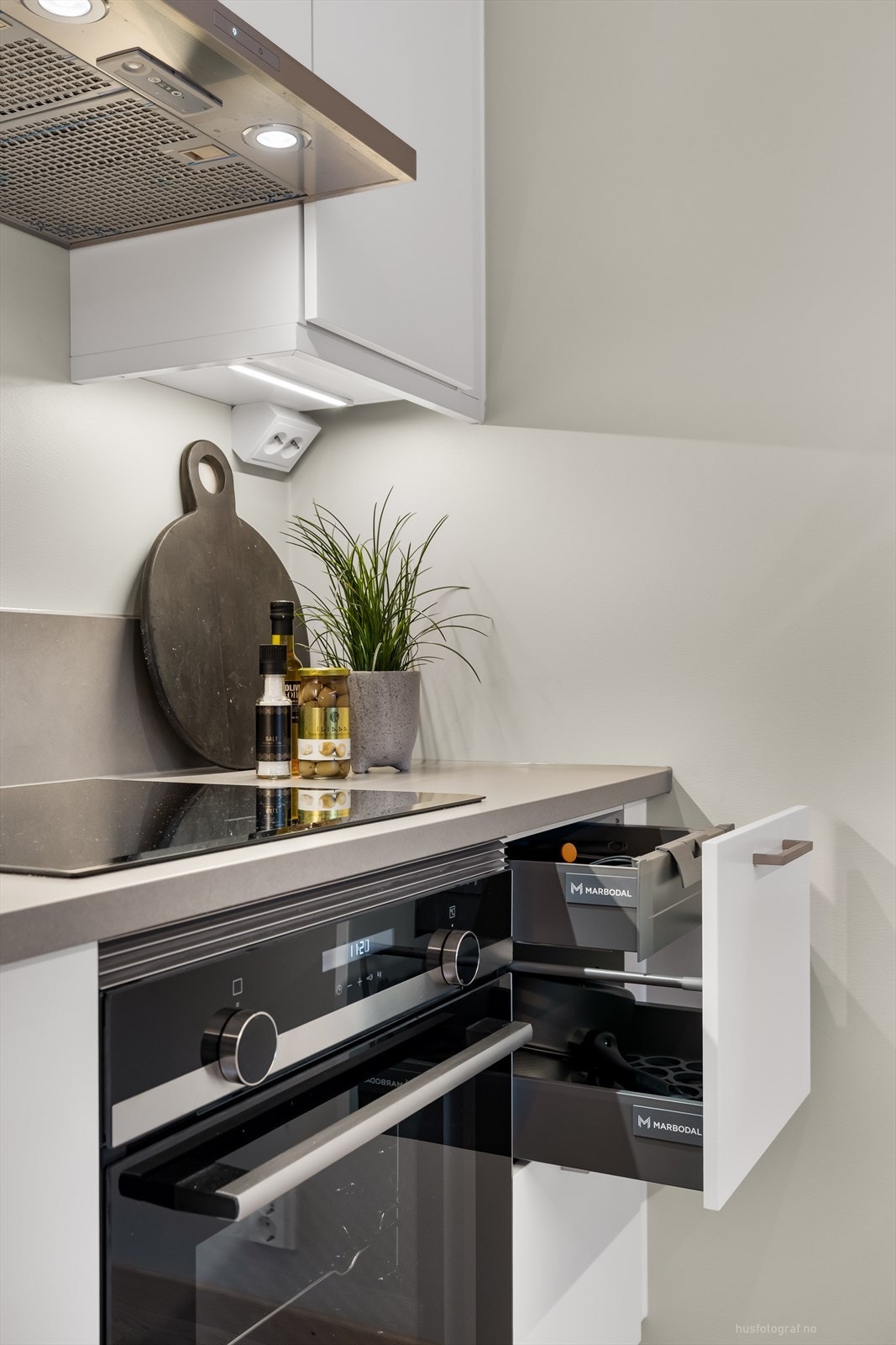 Innredningen byr på effektive arbeidsflater og god plass til oppbevaring i skuffer og skap. Galleribilde