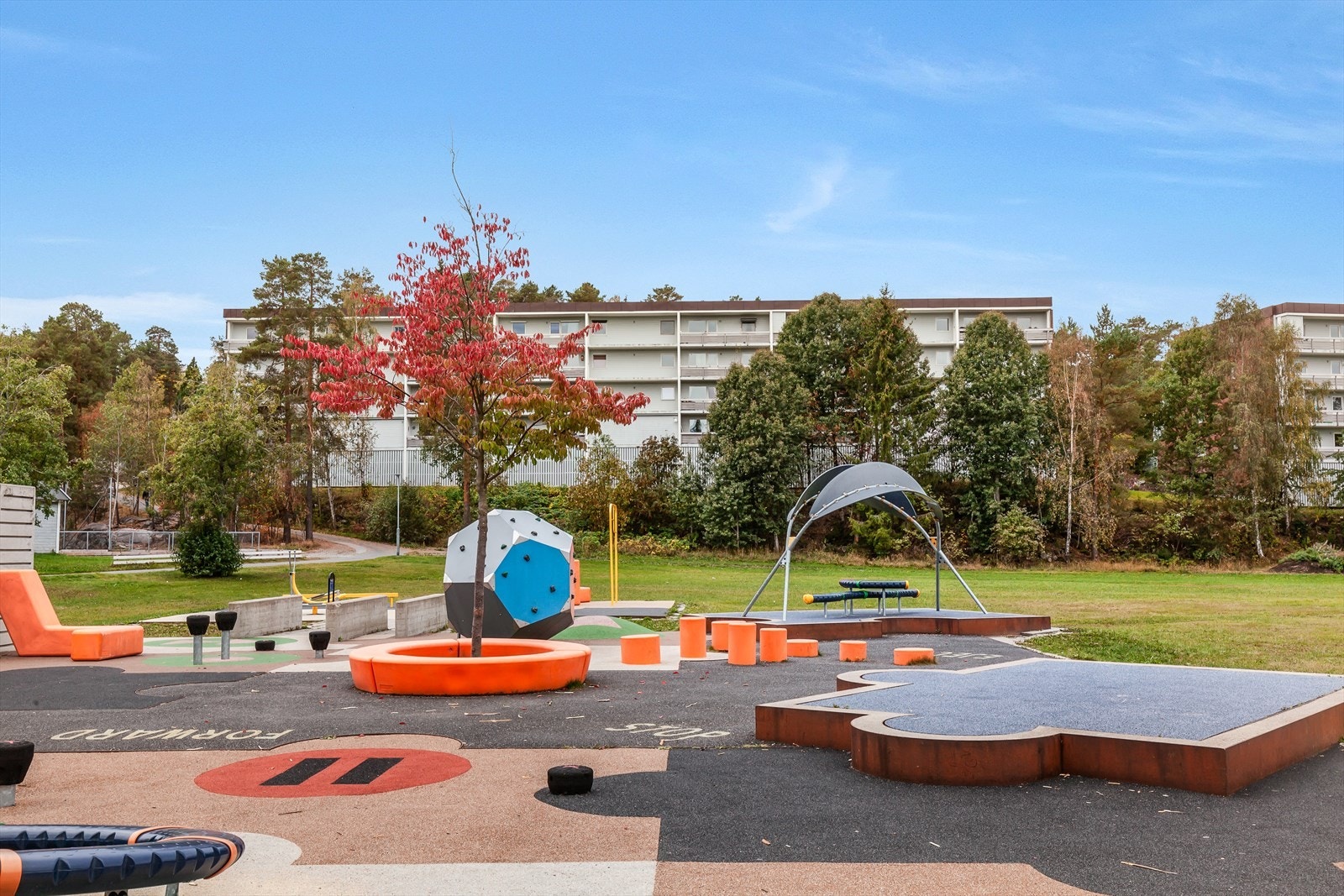 Lekeplassen Holmlia PressPlay åpnet i mai 2014, og ligger i Lusetjerndalen på Holmlia, rett ved siden av Holmlia idrettspark. Galleribilde