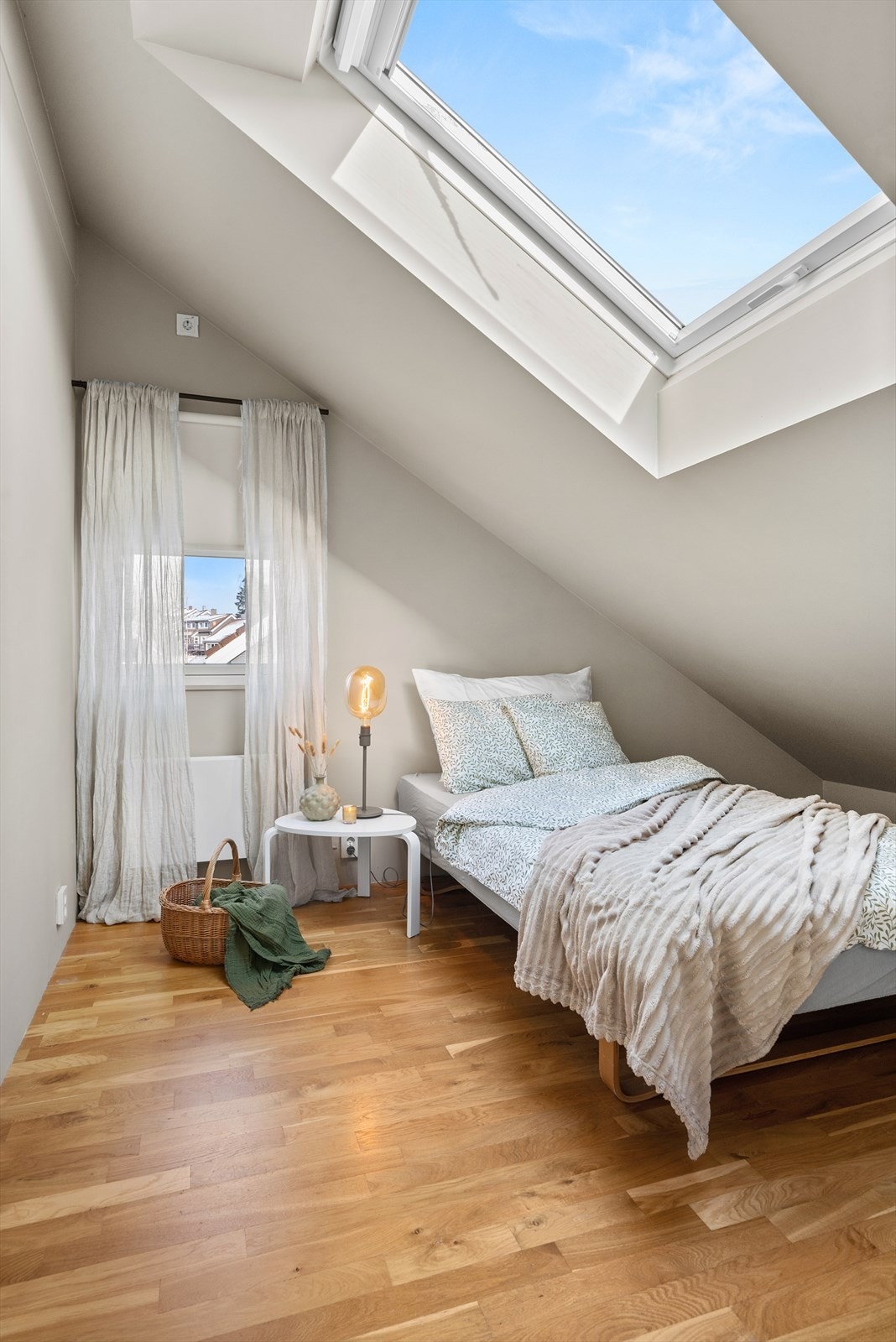 Soverom to og loftstuen har moderne Velux takvinduer fra 2007. Her er det plass til seng, skrivebord og øvrig innredning. Selger har i sin eiertid også hatt en 1,80m dobbeltseng her. Galleribilde