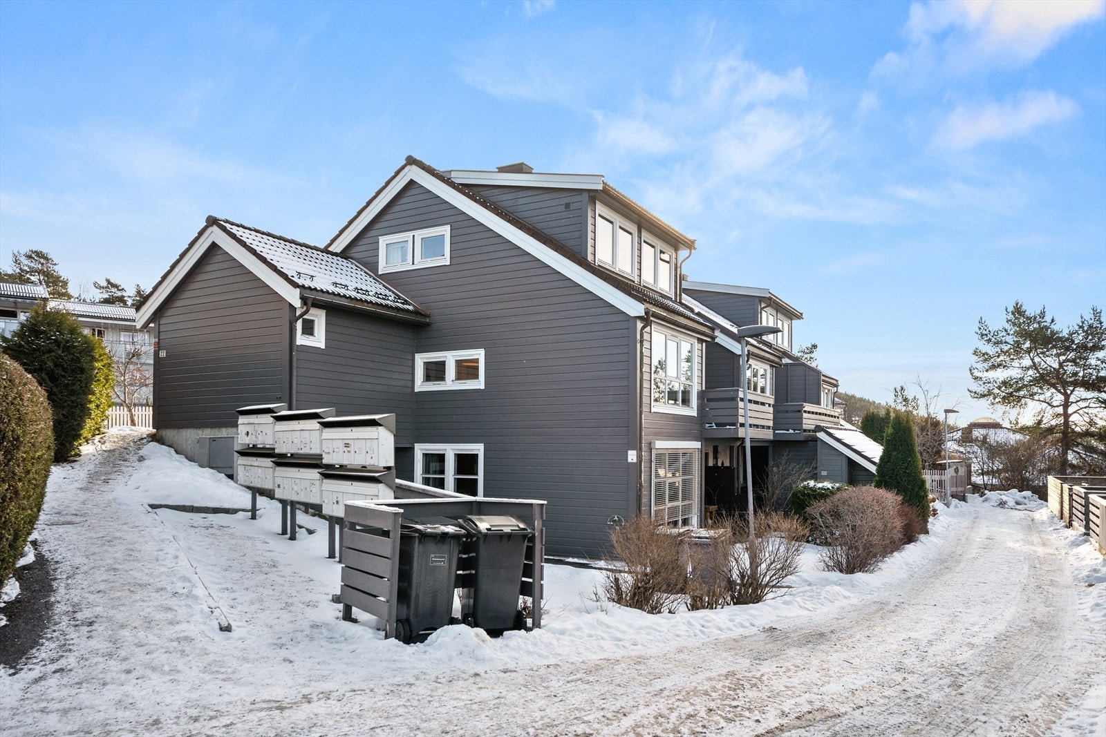 Ankomst til leiligheten via asfaltert gangvei og tilnærmet trappefri ankomst. Galleribilde