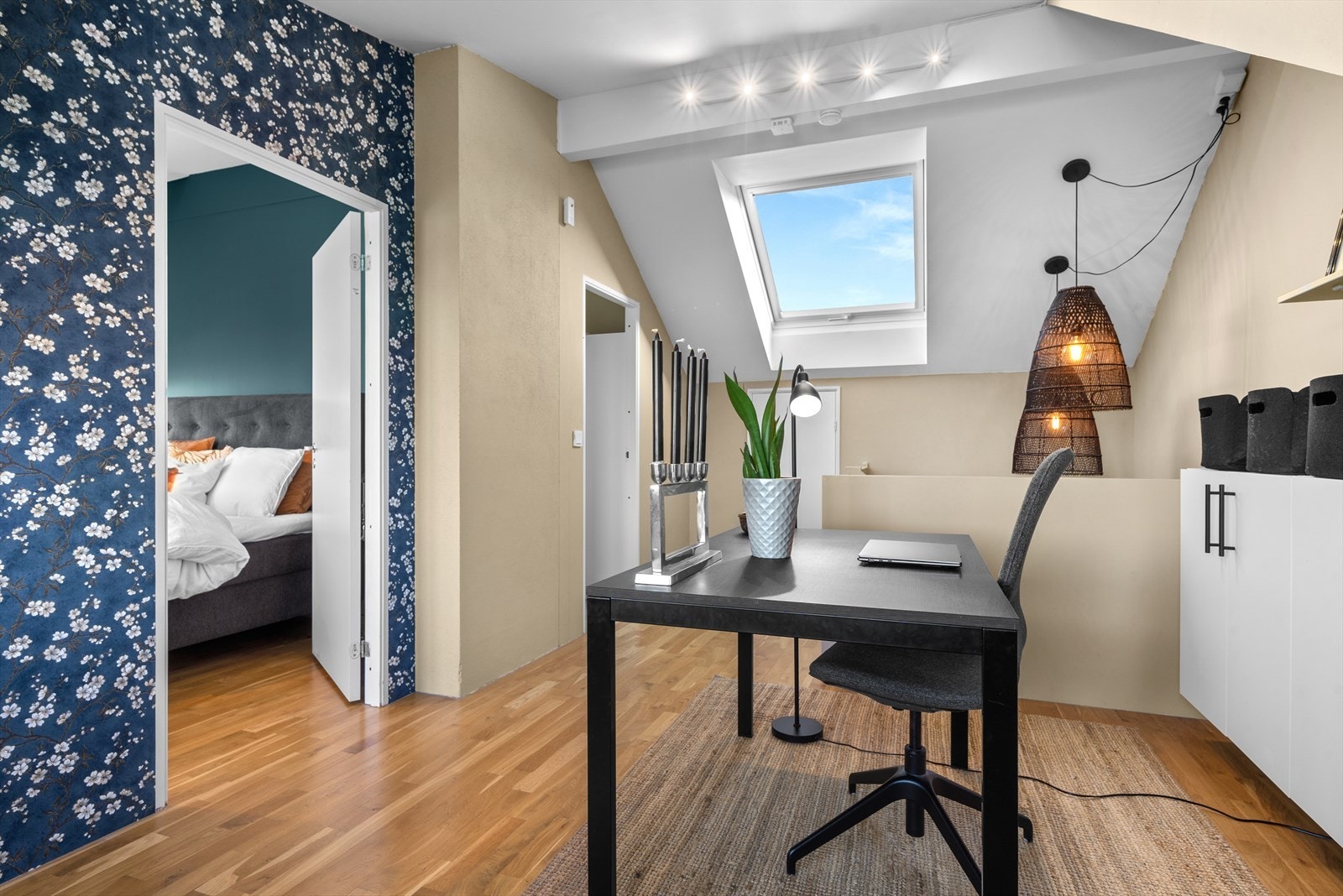 Fra trappegangen finner du adkomst for lagringsmuligheter i særdeles romslig kneveggen med gode lagringsmuligheter. Galleribilde