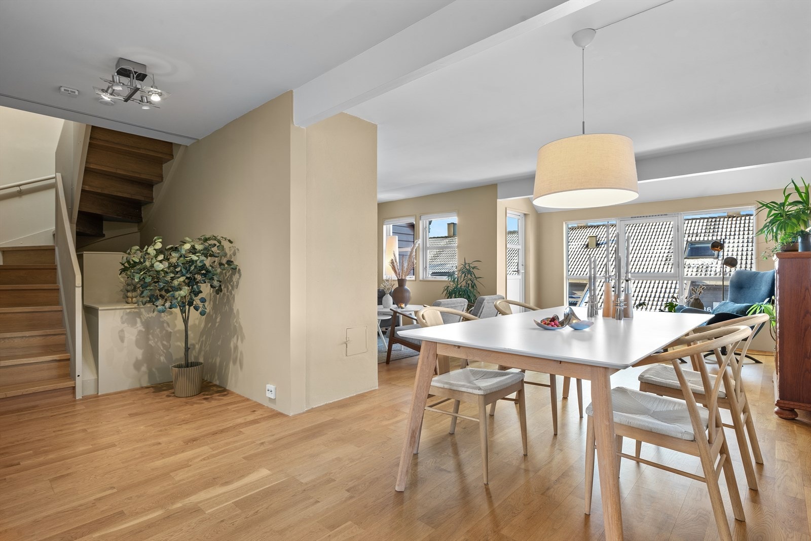 Det er behagelig vannbåren gulvvarme i 1. etasje, inndelt i 2 soner( Med unntak av bod og baderom. På baderom er det varmekabler.) Galleribilde