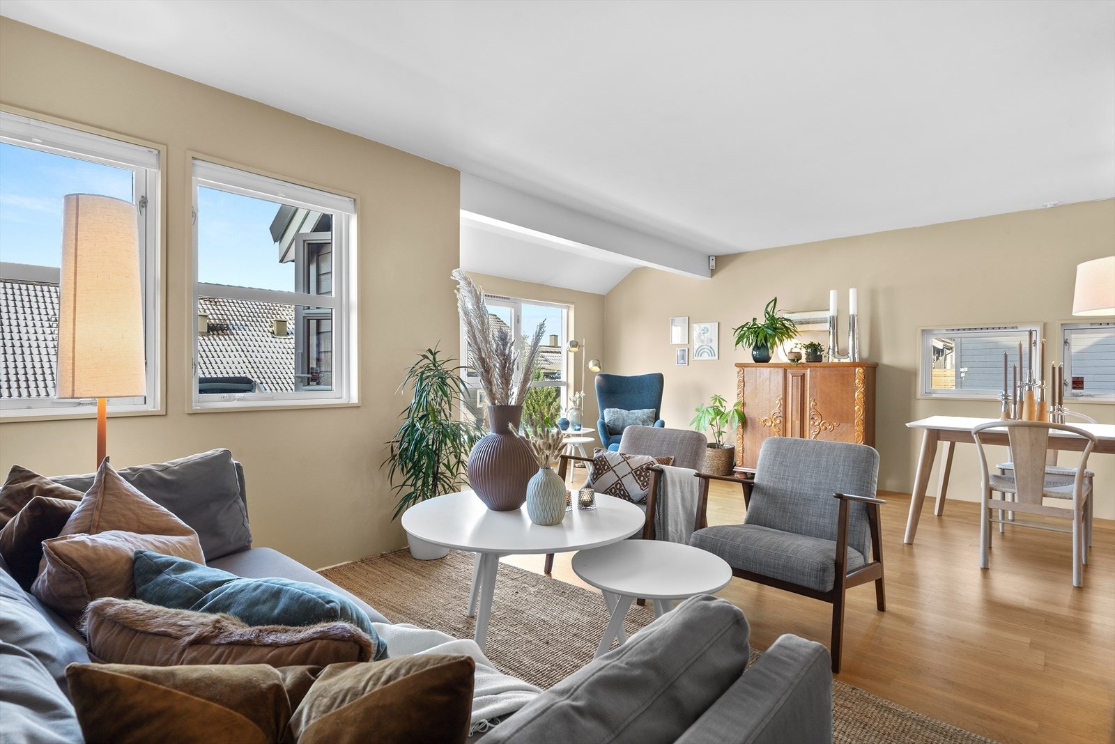 Boligen byr på en fin planløsning, eike parkettgulv og slette vegger i delikate fargevalg. Galleribilde