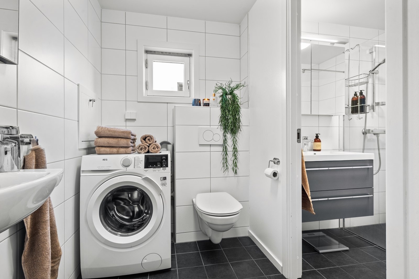 Et pent baderom totaloppusset i 2017 med elektrisk gulvvarme. Baderommet er inndelt i to praktiske soner, med skillevegg lagt oppå flis som kan fjernes om ønskelig. Galleribilde