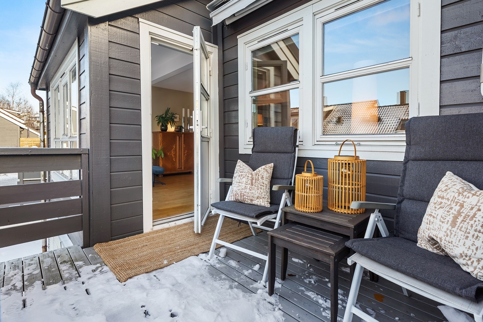 Her er det god plass til det du måtte ønske av utemøbler, samt markise for solskjerming for varme sommerdager. Galleribilde