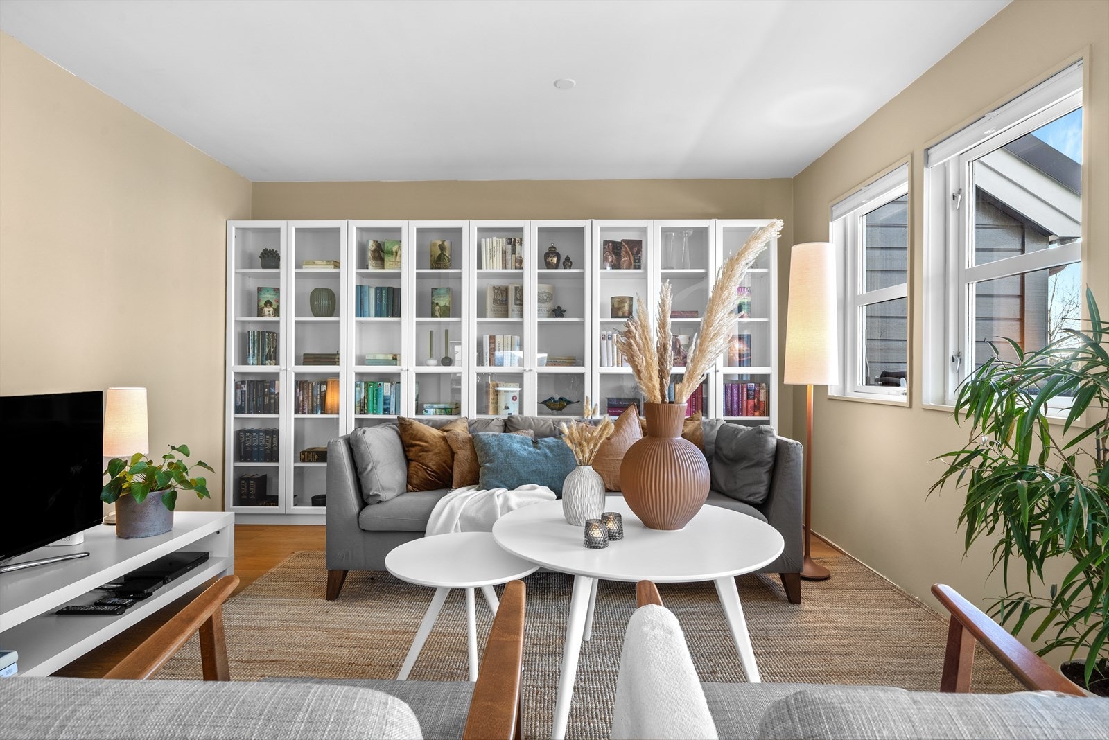 Naturlig sone for sofakrok. Opprinnelig var denne delen av stuen soverom. Så her er det flere bruksmuligheter! Galleribilde