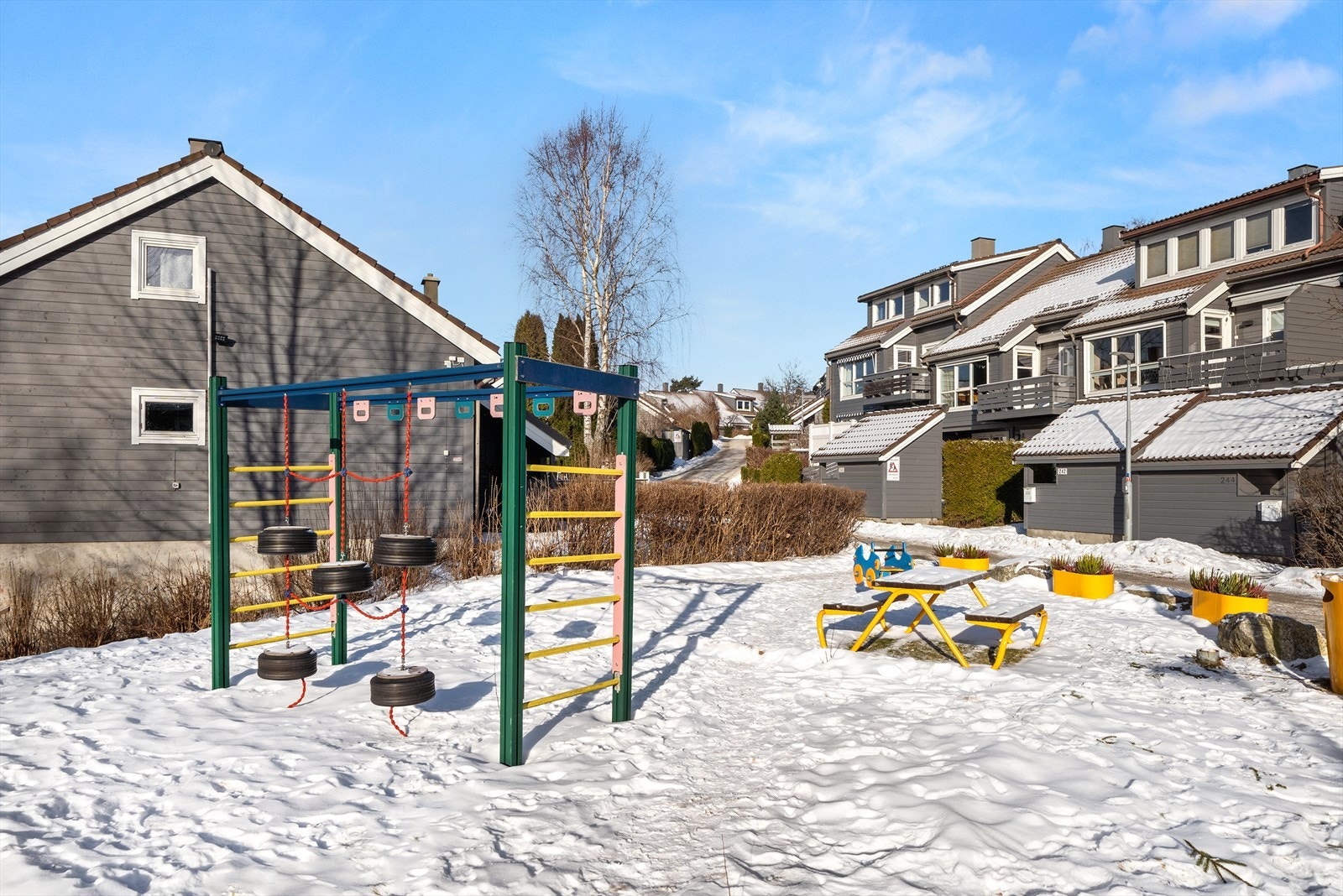 Felleseiendommen er opparbeidet med asfalterte adkomstveier, plasser og parkeringsarealer, plen, diverse beplantning og trær, samt lekeapparater til stor glede for borettslagets yngste beboere. Galleribilde