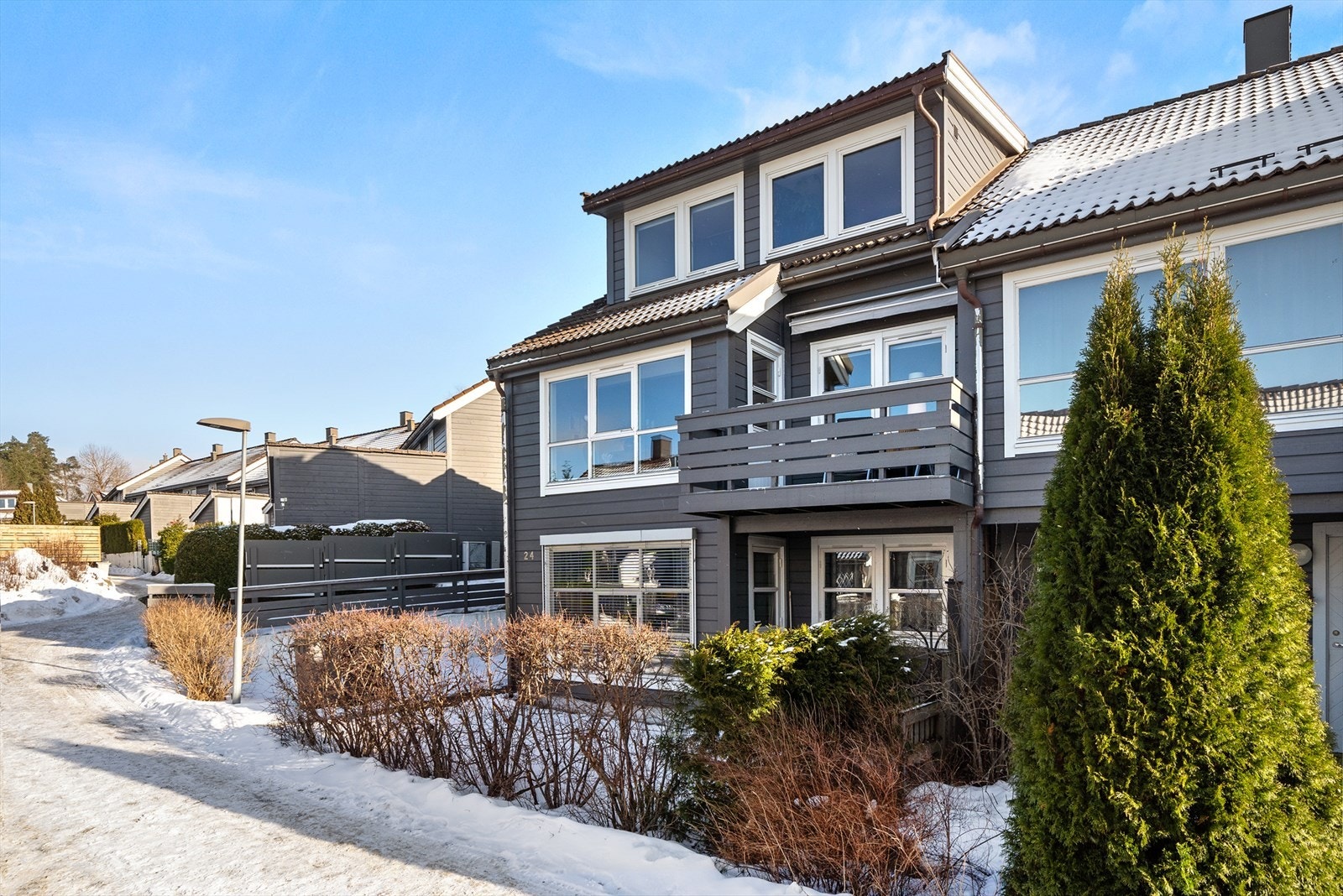 Med umiddelbar nærhet til skoler, ballplasser og mye mer. Her får du en bolig med god standard, intern beliggenhet med sol fra morgen til kveld, samt flere hyggelige ute-plasser. Galleribilde