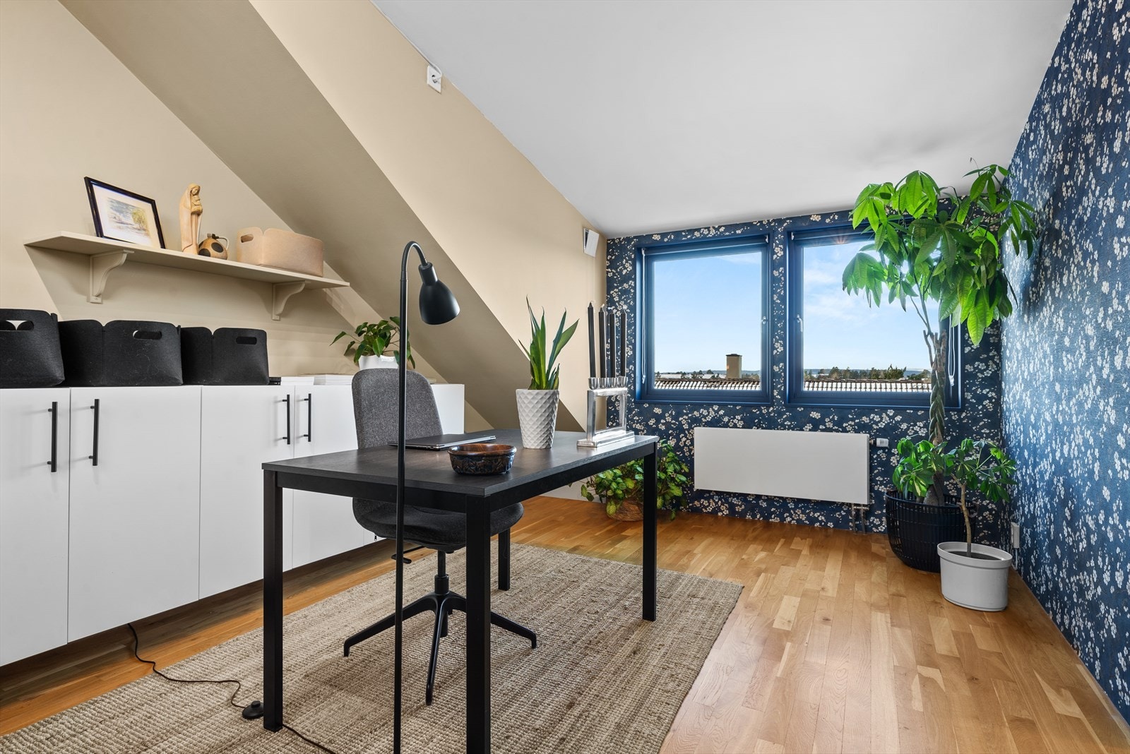 En stilig og moderne etasje ferdigattestert i 2008. Loftstuen har blitt benyttet som kontor i selgers eiertid, men passer også ypperlig som tv-stue. Galleribilde