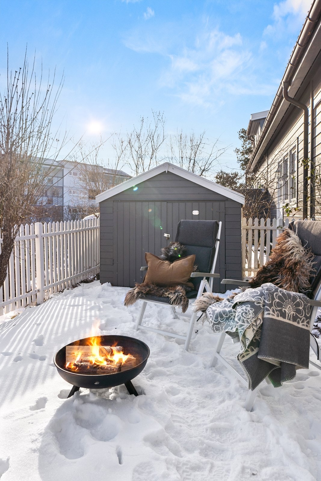 Det er sol i hagen fra morgenen og til ettermiddag om sommeren. En deilig skyggeplass på de varmeste dagene. Når solen går ned i hagen kan man trekke seg tilbake på den vestvendte verandaen på andre enden med sol fra ca. 13.30 til ca. 21.30 om sommeren. Galleribilde