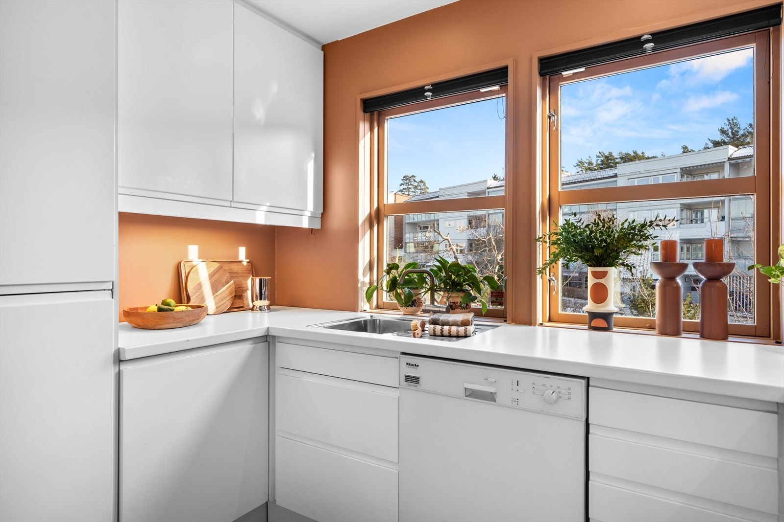 IKEA kjøkkeninnredning med glatte fronter, laminat benkeplate med nedfelt vaskekum og belysning over benkeplaten. Det er avtrekk over kokeplass. Galleribilde